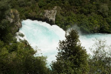 Acele vahşi akışı Huka yan görünüm göl Tau düşüyor