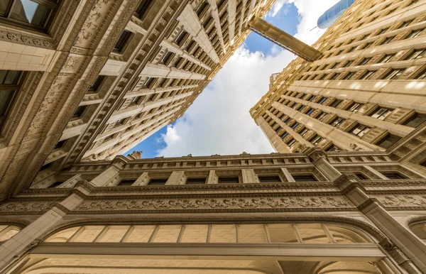 Flusswanderung mit urbanen Wolkenkratzern in Chicago, Vereinigte Staaten — Stockfoto