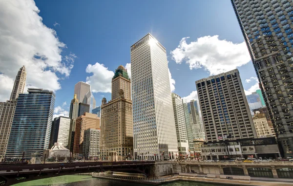 Nehir yürümek ile kentsel gökdelenler Chicago, Birleşik Devletler — Stok fotoğraf