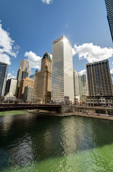 Nehir yürümek ile kentsel gökdelenler Chicago, Birleşik Devletler — Stok fotoğraf