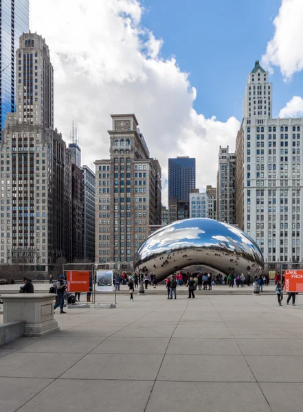 CHICAGO - MARCH 17: Cloud Gate in Millennium Park on March 17, 2 — Stock Photo, Image