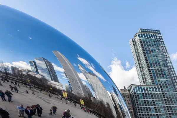 CHICAGO - MARCH 17: Cloud Gate in Millennium Park on March 17, 2 — Stock Photo, Image