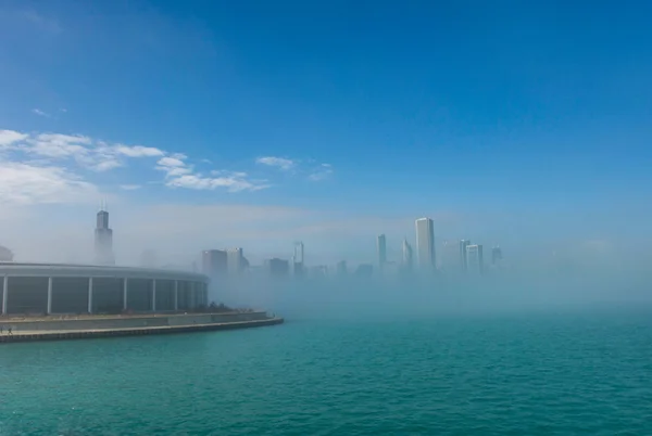 Michigan Gölü zekâ üzerinde gökdelenler ile Chicago siluetpanorama — Stok fotoğraf