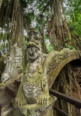 Maymun orman, Ubud, Bali köprüde Dragon heykel.