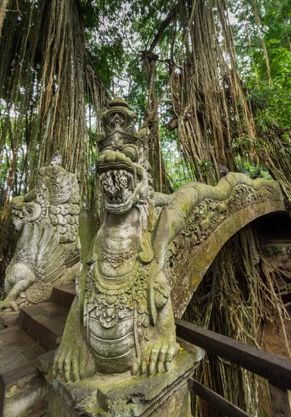 Scultura del drago sul ponte nella foresta di scimmie, Ubud, Bali . — Foto Stock