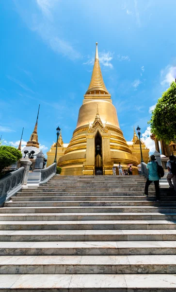 Bangkok kultainen Chedi kuninkaat palatsi antiikin temppeli Thaimaassa . — kuvapankkivalokuva