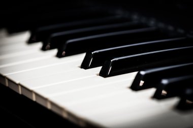 piyano tuşları. klavye yakın çekim önden görünümü