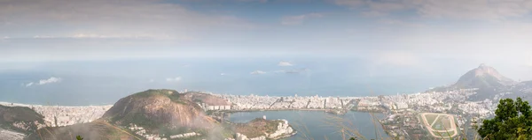 リオ ・ デ ・ ジャネイロの有名なコパカバーナビーチの航空写真 — ストック写真