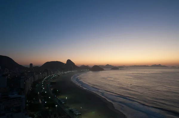 Widok z plaży słynnej plaży copacabana w rio de janeiro — Zdjęcie stockowe