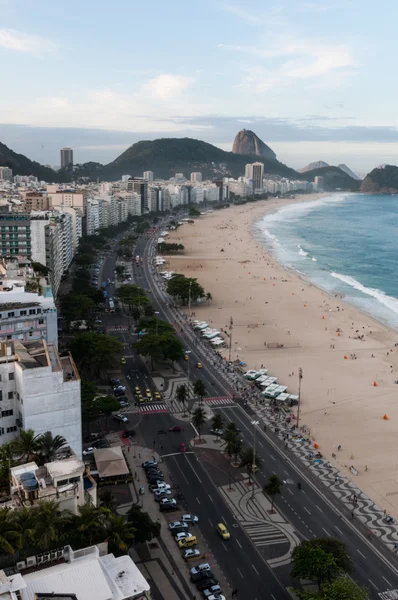 Widok z plaży słynnej plaży copacabana w rio de janeiro — Zdjęcie stockowe