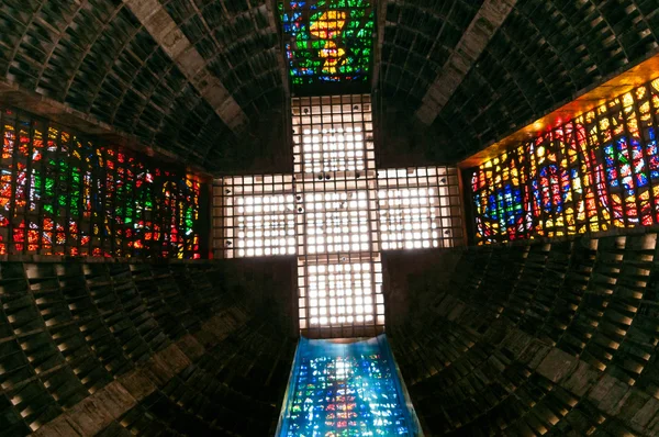 Brasil Río de Janeiro el nuevo interior de la catedral con vitrales un Fotos de stock libres de derechos