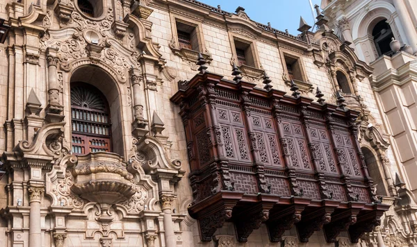 Balkon kayu dari istana keuskupan agung di Lima Peru — Stok Foto