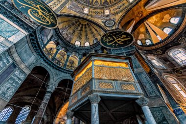 İstanbul, Türkiye, 2021 'de Ayasofya' nın dekore edilmiş tavanına ve iç kısımlarına bakıyorum..