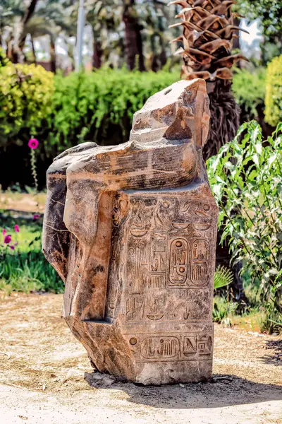 Les Restes Une Statue Une Figure Assise Sur Trône Marqué — Photo