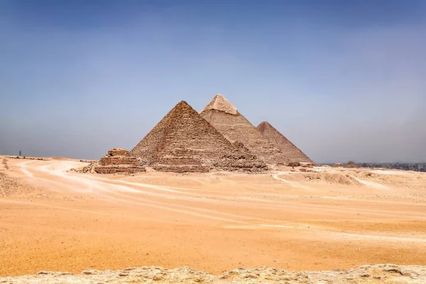 Olhando Para Pirâmides Gizé Lado Deserto Virado Para Cairo — Fotografia de Stock