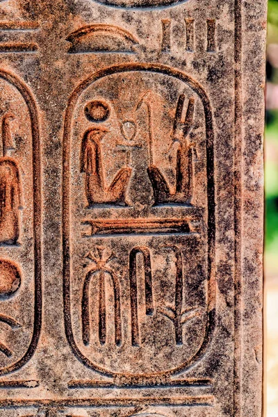 Макро Оточений Стародавніми Єгипетськими Ієрогліфами Понад 2000 Років Вирізьблений Кам — стокове фото