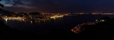 Morro da Urca 'dan Rio de Janeiro' nun panoramik gece görüntüsü).