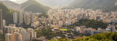 Güneşli bir günde Rio de Janeiro 'nun hava manzarası.