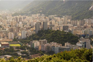 Rio de Janeiro 'nun hava manzarası. Vadinin üzerinde güneş parlıyor..