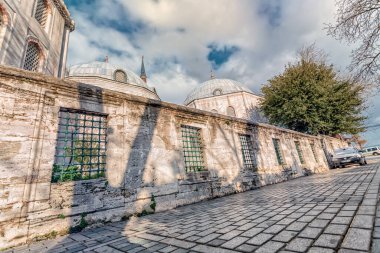 İstanbul 'da Ayasofya' nın dış kesiminde yer alan çevre duvarı, kış aylarında güneşli bir günde Türkiye 'de.