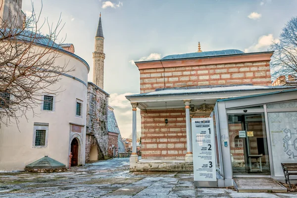 Маленькая Красная Каменная Мечеть Территория Людей Зимнее Время Стамбуле Турция — стоковое фото