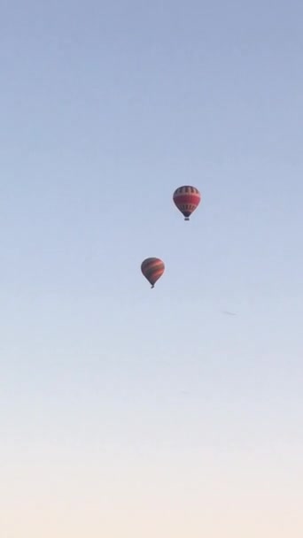 Sıcak Hava Balonları Gün Doğumunda Luxor Çölün Üzerinde Süzülüyor — Stok video