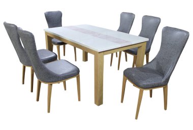 Yemek masası ve beyaz arka planda izole sandalyeler. Lüks ve modern yemek masaları farklı tarz ve boyutlarda. Taş masa üstü, sertleştirilmiş cam, ahşap masa üstü ve rahat yemek sandalyeleri..