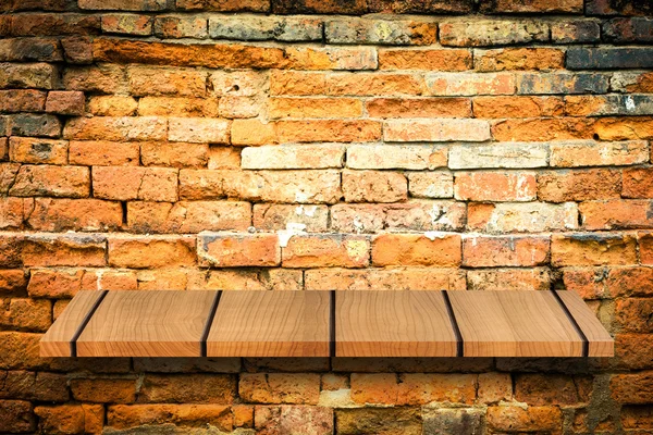Boş üst ahşap raflar ve taş duvar arka plan. Ürün görüntüleme için