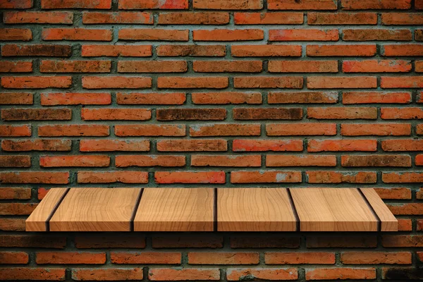 Estantes de madera superiores vacíos y fondo de pared de piedra. Para la exhibición del producto —  Fotos de Stock