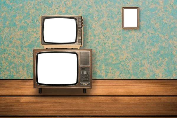 Gamla TV-apparater på träram golvet och foto på väggen — Stockfoto