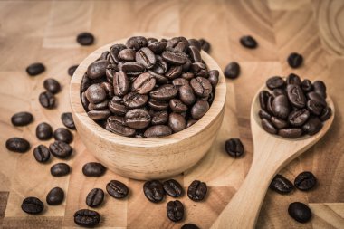 Kahve çekirdekleri ahşap zemin, vintage sesi üzerine ahşap kase