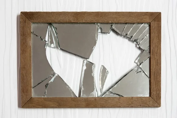 Espejo roto en madera blanca —  Fotos de Stock