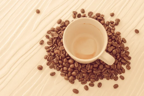 Чашка кофе и бобы с пятнами кофе не промыли чашку винтажный стиль — стоковое фото