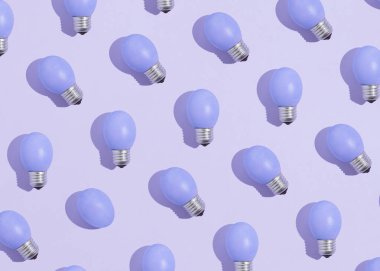 Pastel mavi arka planda izole edilmiş soluk mavi paskalya yumurtalarından yapılmış ampullerle çok az desenli konsept. Yaratıcı estetik paskalya bayramı dokusu fikri. Minimum düzlük.