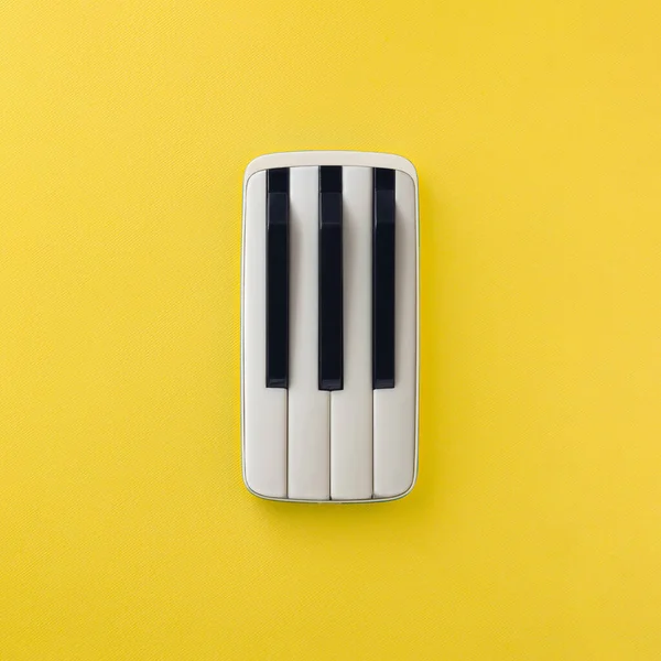 2021 Mobiele Smartphone Met Pianotoetsen Geïsoleerd Lichtgele Achtergrond Muzikaal Leuk — Stockfoto