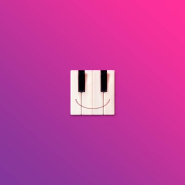 Piyano tuşlarından oluşan yaratıcı bir ifade canlı, koyu pembe bir arkaplanda izole edilmiş. Estetik, soyut, pozitif duygu müzik konsepti. Mutlu yüz emojisi fikri. Minimum düzlük. 