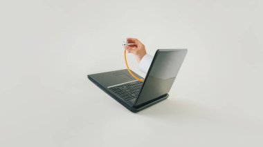 Not defterindeki erkek el stetoskop tutuyor. 2021 Asynchronous, interaktif teletıp ya da uzaktan hasta izleme fikri. Bej arka planda en az sanal tele-sağlık veya telemonitasyon sahnesi.