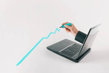 Dizüstü bilgisayardaki 2021 'in erkek eli grafiğini çiziyor. Salgın sonrası uzaktan kumanda çalışıyor, evden ya da online toplantı konseptinden çalışıyor. Bej arkaplan üzerindeki büyüyen iş stratejisini en düşük düzeyde göster.