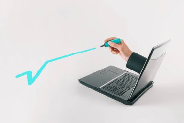 Matematik öğretmeni dizüstü bilgisayardan ders veriyor. 2021 okul fikrine dönelim. Uzaktan öğrenme, çevrimiçi eğitim ya da Covid-19 salgınından dolayı uzaktan çalışma. Bej arkaplan üzerine asgari sanal öğretim kavramı.