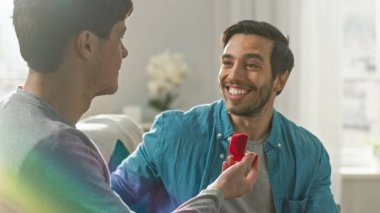 Eşcinsel Evlilik Teklifi. Çok Sevimli Erkek Arkadaşı Şirin İspanyol Nişanlısına Parlak Güzel Bir Evlilik Yüzüğü Veriyor. Sürpriz Partner Aşırı Mutlu ve Eşcinsel Arkadaşına Kucaklıyor. İlişki Hedefleri.