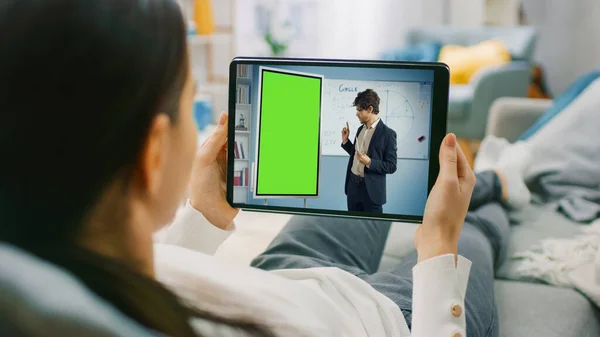 Fiatal nő otthon Tablet Computer segítségével horizontális Tájkép Portré mód egy videohívás a tanárával. Tanár elmagyarázza Tárgy használata fórumon zöld képernyő sablont. — Stock Fotó