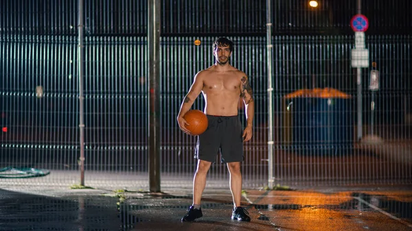 Genç Atletik Basketbolcu Topla Sranding Mahalle Fenced Sokak Mahkemesinde Çömelmiş Pozisyonda. — Stok fotoğraf