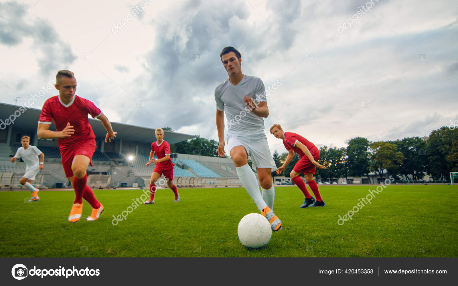 Jogador De Futebol Jogando Bola No Fundo. Imagem De Baixo ângulo