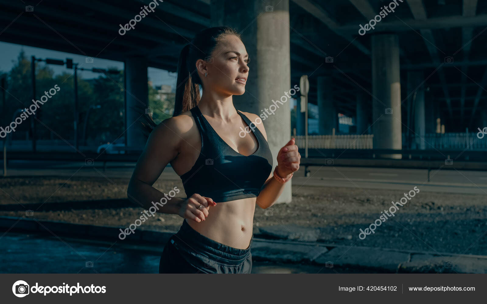 Retrato Shot of a Beautiful Fitness Girl in Black Athletic Top