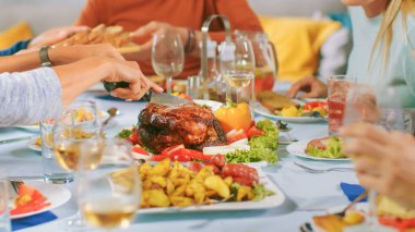 Yakın çekim kamera: Evde Büyük Aile ve Arkadaşlar Kutlaması, Gençler ve Yaşlılardan oluşan Çeşitli Grup Yemekleri Paylaşım, Tabakları Geçirme, Yiyecek ve İçecekleri Yiyin.