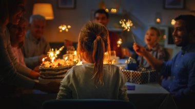 Arkaya Bakış: Pastadaki Mumları Söndüren Yemek Masasında Sevimli Küçük Kız 'ın Doğum Günü Kutlaması. Mutlu Akrabalar ve Dostlar Masasında Kutlamak için Bir araya geldiler.