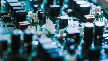 Ana kartta mikro çipler, transistörler, yarı iletkenler ve kondansatörlerle Elektronik Baskılı Devre Tahtasının Makro Çekimi.