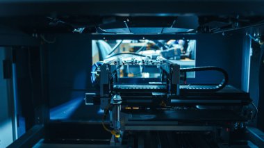 Otomatik Robotik Endüstriyel Ekipman Elektronik Yazdırma Devre Tahtasını Işık ve Lazer Teknolojisi ile Test Ediyor.