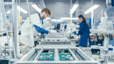 Montaj Hattı 'nda dururken devre tahtalarını elle monte eden bir Elektronik Fabrikası İşçilerinin Çekimi. Yüksek Teknoloji Fabrikası.