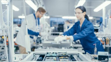 Montaj Hattı 'nda dururken devre tahtalarını elle monte eden bir Elektronik Fabrikası İşçilerinin Çekimi. Yüksek Teknoloji Fabrikası.